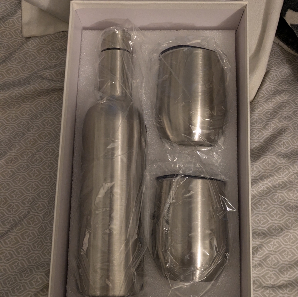 Thirtyone Wine bottle and tumbler set